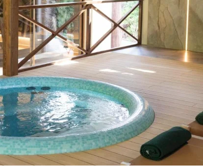 Foto del jacuzzi de exterior que se encuentra en el hotel Huerto del Cura