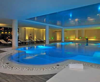 Foto del spa con tumbonas e iluminación ambiental del lujoso hotel Iberostar Royal Andalus 

