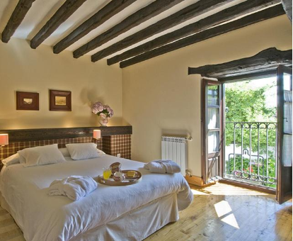 Foto de una habitación con decoración rústica y un balcón de La Casona de Suesa
