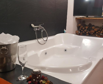 Foto de la bañera de hidromasaje con vasos para vino de la casa La Escapada Cuenca
