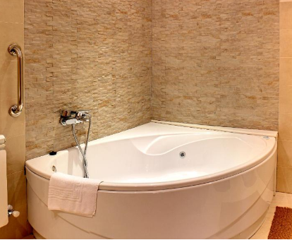 Foto de la bañera de hidromasaje de uno de los apartamentos de La Montaña Mágica Hotel Rural

