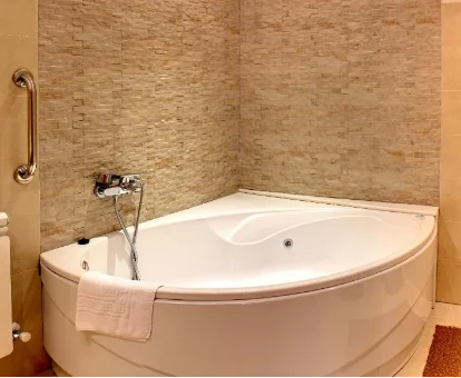 Foto de la bañera de hidromasaje de uno de los apartamentos de La Montaña Mágica Hotel Rural 

