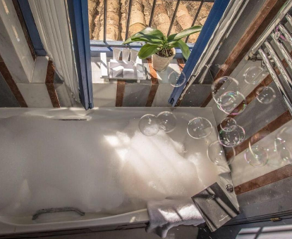 Foto de una bañera de hidromasaje con espuma y burbujas que se encuentra en el encantador hotel Las Casas de la Judería de Córdoba
