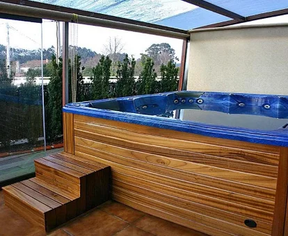 Foto del jacuzzi con vistas al campo que se encuentra en el hotel Luna del Valle
