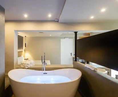 Foto de la bañera que se encuentra en una de las habitaciones del hotel Mas de la Sala