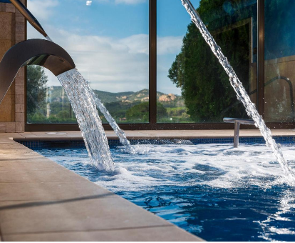 Foto del spa con chorros de agua y vistas al campo que se encuentra en el hotel rural Mas Tapiolas