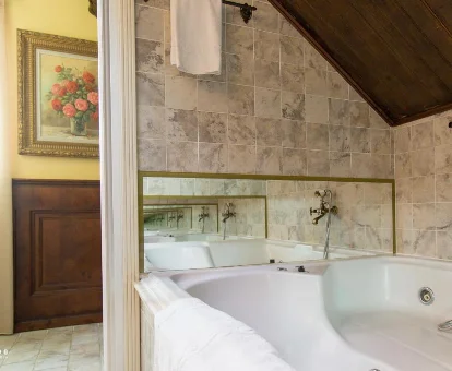 Foto de la bañera de hidromasaje del pintoresco hotel Masia de Lacy 
