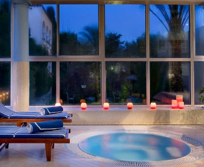 Foto del jacuzzi con velas, tumbonas e impreionantes vistas al jardín del hotel Melia Atlanterra 

