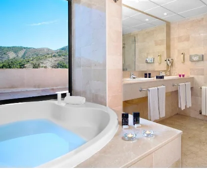 Foto del jacuzzi que se encuentra en la Suite Junio The Level del hotel Melia Benidorm 
