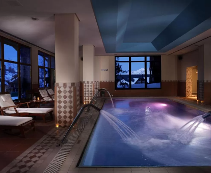 Foto de la piscina de interior con chorros de agua que se encuentra en el encantador hotel Meliá Royal Tanau