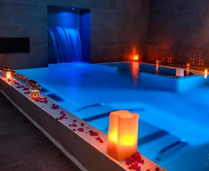 Foro de la piscina cubierta de agua salada del hostal miKasa Agua Amarga & SPA 