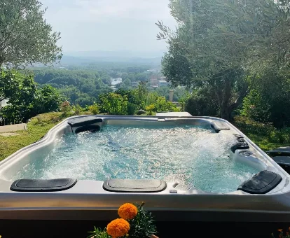 Foto del jacuzzi con vistas al campo que se encuentra en el encantador hotel Montjuic Boutique Bed & Breakfast Girona