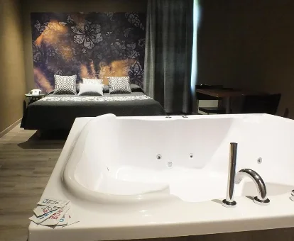 Foto de la habitación con jacuzzi al lado de la cama del Motel Los Abedules