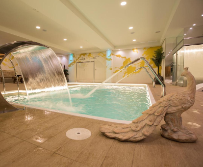 Foto de la piscina cubierta con cascada y chorros de agua del On Hotels Oceanfront
