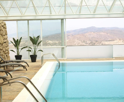 Foto de la piscina cubierta que se encuentra en el Parador de Lorca