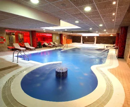 Foto de la piscina de hidromasaje que se encuentra en el hotel Peñiscola Plaza Suites 
