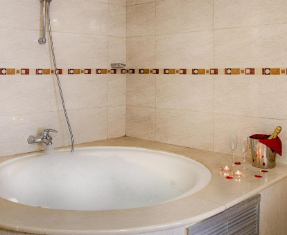 Foto de la bañera de hidromasaje que se encuentra en la Suite del hotel Plaza Alaquas
