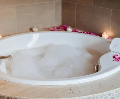 Foto del jacuzzi privado con espuma y pétalos de rosa que se encuentra en el hotel Pleamar