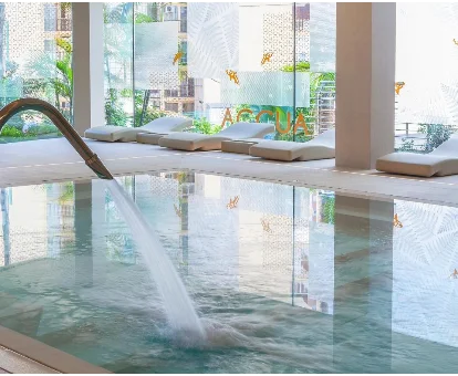 Foto de la piscina cubierta con cascadas del Port Benidorm Hotel & Spa 4* Sup 
