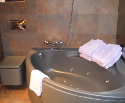 Foto de la bañera de hidromasaje que se encuentra en la Posada d'Àneu