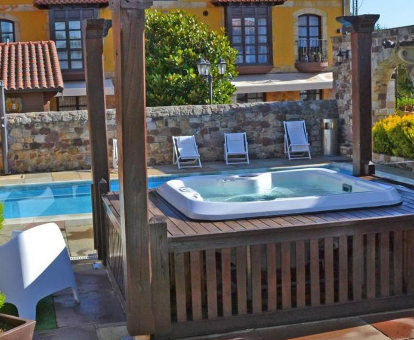Foto del jacuzzi de exterior junto a la piscina de temporada que se encuentra en la Posada la Leyenda