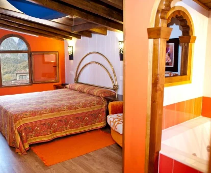 Foto de una de las habitaciones con bañera de hidromasaje en la Posada Peñas Arriba