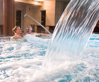 Foto de dos personas en la piscina del spa con chorros de agua del hotel solo para adultos Poseidon La Manga Hotel & Spa
