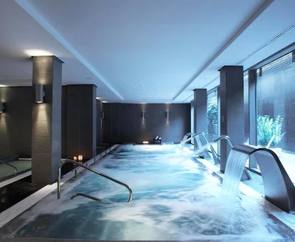 Foto de la piscina de hidromasaje con cascadas del hotel Primus Valencia 
