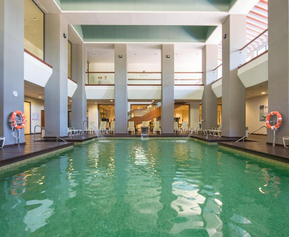 Foto de la piscina cubierta que se encuentra en el Puerto Antilla Grand Hotel
