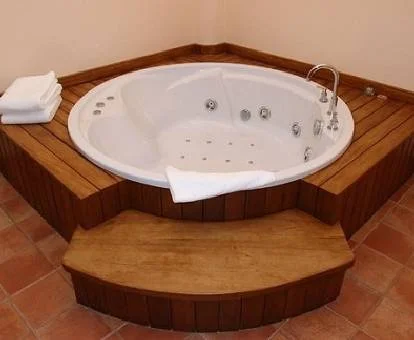 Foto del jacuzzi que se encuentra en la Suite del Real Agua Amarga La Joya - Adults Only 