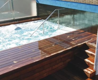 Foto de la piscina de hidromasaje climatizada que se encuentra en la azotea del hotel Regente Aragón de Tarragona