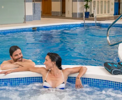 Foto de una pareja relajándose en el jacuzzi y la piscina del RH Princesa Hotel & Spa 4* Sup 
