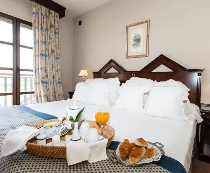 Foto del desayuno en la cama de la Habitación Doble Superior que se encuentra en el RL Ciudad de Úbeda 
