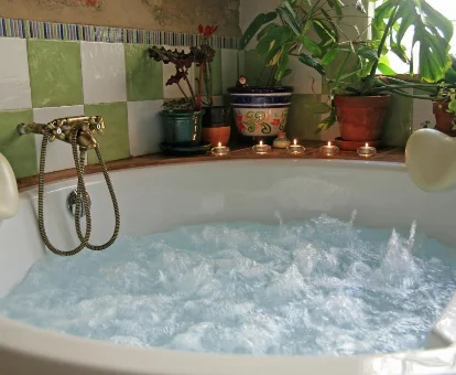 Foto de la abañera de hidromasaje con chorros de agua que se encuentra en la casa rural Rustic Suites 
