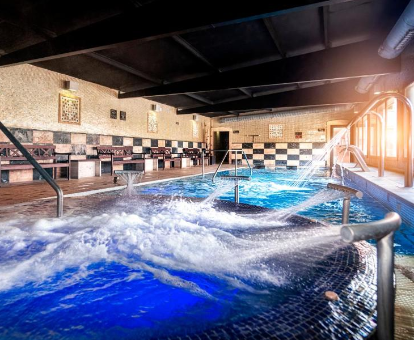 Foto del spa con piscina cubierta climatizada y un jacuzzi del Salles Hotel Aeroport de Girona