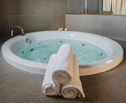 Foto del jacuzzi privado que se encuentra en el apartamento Seidia by CASALEA 
