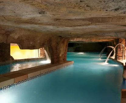 Foto de la piscina tipo cueva del Senator Cádiz Spa Hotel 
