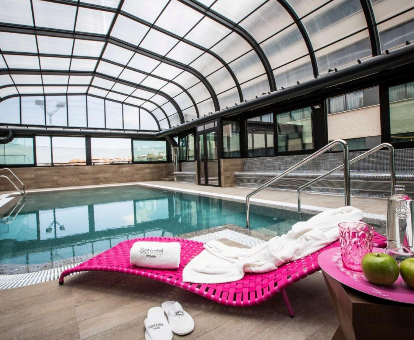 Foto de la piscina climatizada del Sercotel Gran Hotel Luna de Granada
