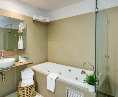 Foto de la bañera de hidromasaje de la Habitación Doble que se encuentra en el Sercotel JC1 Murcia