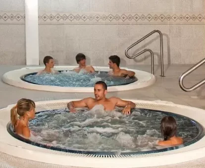 Foto del jacuzzi que se encuentra en el spa del hotel Servigroup Marina Playa 
