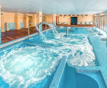 Foto de la piscina de hidromasaje cubierta que se encuentra en el hotel SH Villa Gadea
