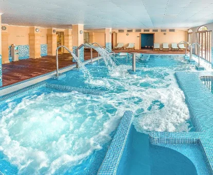 Foto de la piscina de hidromasaje cubierta que se encuentra en el hotel SH Villa Gadea 
