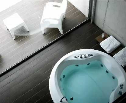 Fotografía del jacuzzi con vistas al balcón del hotel Shhh