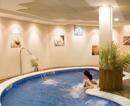 Foto de la piscina de interior que se encuentra en el spa del hotel Silken Ciudad Gijón