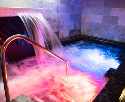 Foto de la piscina de hidromasaje con cascada y juego de luces del hotel Soho Boutique Capuchinos & Spa
