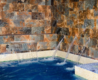 Foto de la piscina cubierta con cascadas del Spa Complejo Rural Las Abiertas

