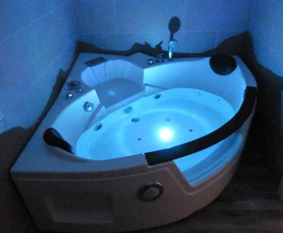 Foto del jacuzzi privado para dos personas de los paratamentos Special Suites by Azor - F113 