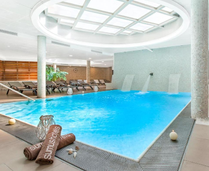 Foto de la piscina cubierta con cascada de agua que se encuentra en el Sumus Hotel de 4 estrellas de Pineda de Mar