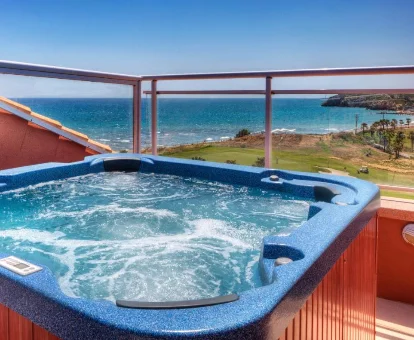 Foto del jacuzzi que se encunetra en la terraza de uno de los apartamentos del hotel Sunway Playa Golf & Spa Sitges