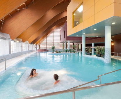Foto de la piscina cubierta que se encuentra en el hotel Thalasia Costa de Murcia